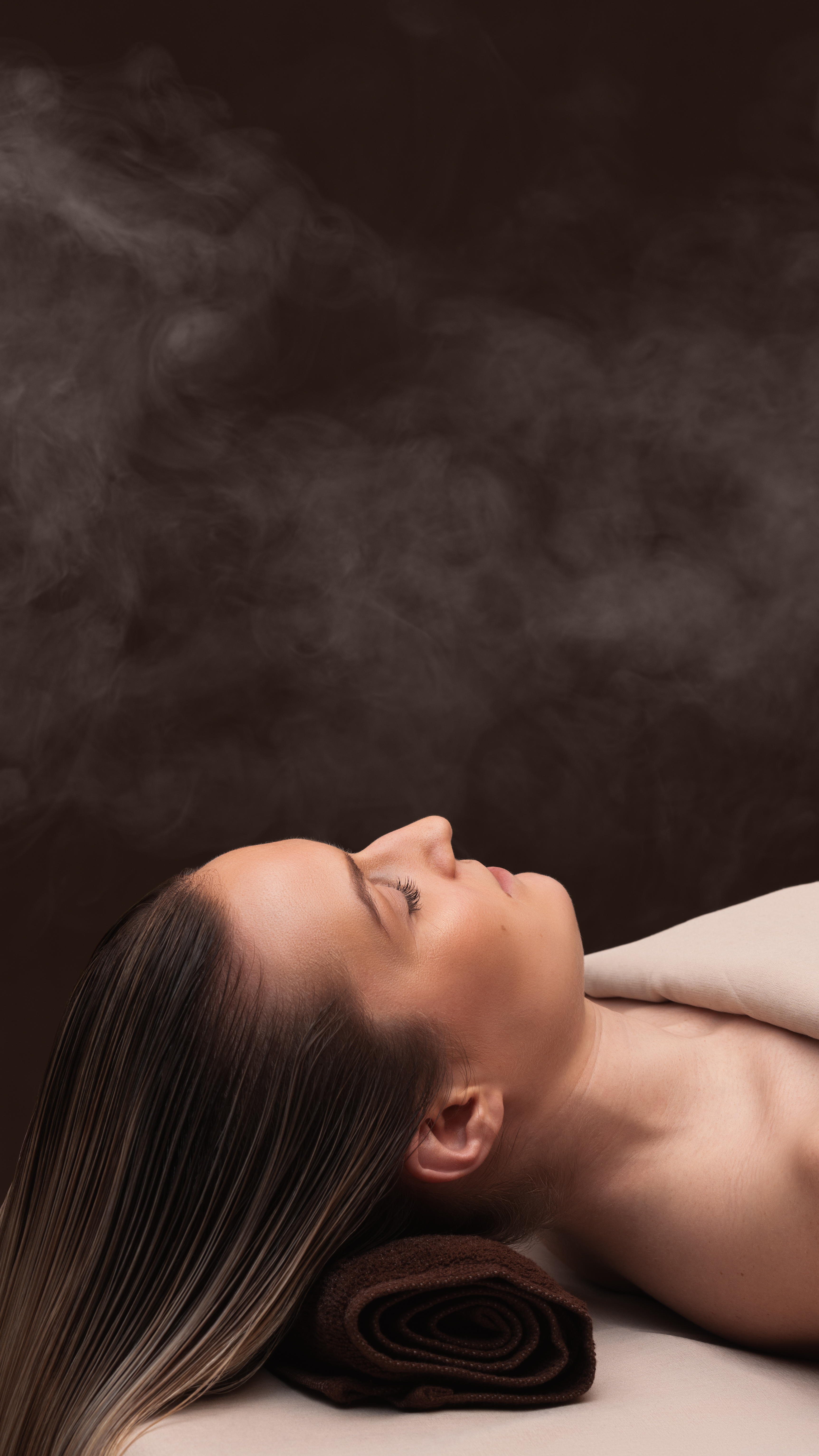 Natulique head spa model relaxing in steam during scalp treatment